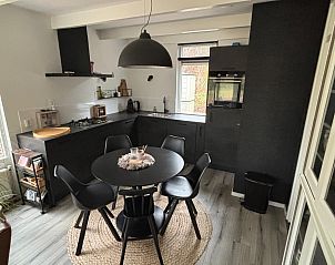 Modern kitchen in Bungalow het Goudhaantje, Appelscha, Friesland. Cozy dining area with black accents in the Frisian woods.