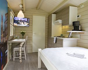 Gezellige binnenruimte van Kampeerchalet de Steenuil in Appelscha, Friesland, met moderne keuken en comfortabele slaapkamer in de Friese bossen.