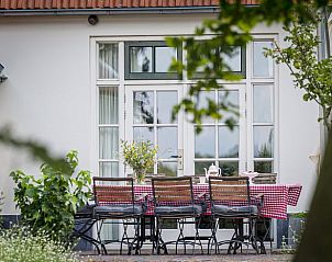 Gezellig terras bij vakantiehuis in Oldeberkoop, Friesland, met uitzicht op de natuur.