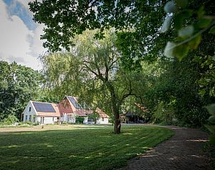 Vakantiehuisje in Oldeberkoop, Friesland, omgeven door weelderige natuur.