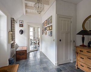 Sfeervolle hal in vakantiehuis Oldeberkoop, Friese bossen, met houten meubels.