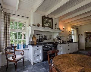 Keuken in vakantiehuis Oldeberkoop, Friesland, met authentieke details.