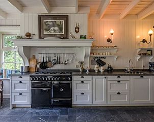 Ruime keuken in vakantiehuis Oldeberkoop, Friese bossen, met moderne apparatuur.