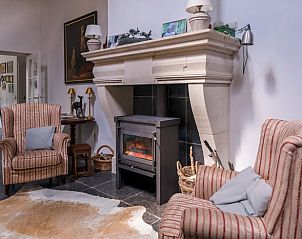 Comfortabele zithoek in vakantiehuis Oldeberkoop, Friese bossen, met open haard.