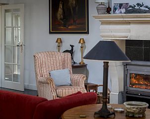 Ruime woonkamer in vakantiehuis Oldeberkoop, Friesland, met grote ramen.