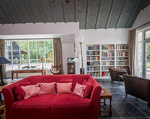 Sfeervolle woonkamer met kroonluchter in vakantiehuis Oldeberkoop, Friesland.