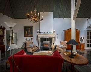 Leeshoek met boekenkast in vakantiehuis Oldeberkoop, Friesland.