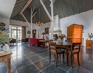 Lichte woonkamer met trap in vakantiehuis Oldeberkoop, Friesland.