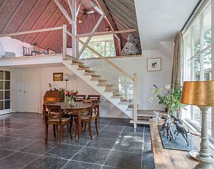 Eettafel met bloemen in vakantiehuis Oldeberkoop, Friese bossen.