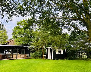 Huisje in Oldeberkoop met groene tuin, vakantiehuis in de Friese bossen, Friesland.