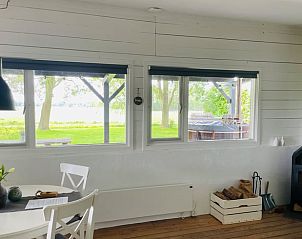 Eethoek met uitzicht in Huisje in Oldeberkoop, vakantiehuis in Friese bossen, Friesland.