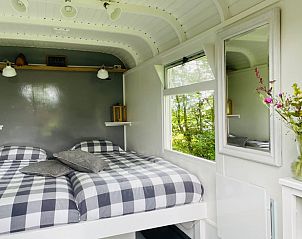 Knusse slaapkamer in hut van Huisje in Oldeberkoop, vakantiehuis in Friese bossen, Friesland.