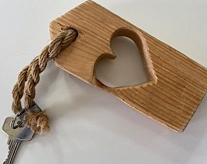 Sleutel met houten hanger in Huisje in Oldeberkoop, vakantiehuis in Friese bossen, Friesland.