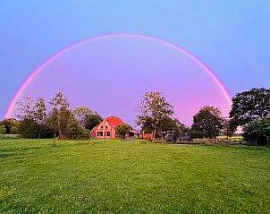 Regenboog boven Huisje in Oldeberkoop, vakantiehuis in Friese bossen, Friesland.