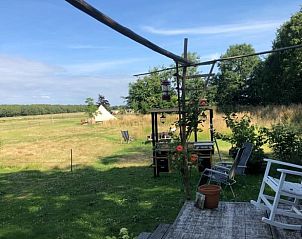 Geniet van het uitzicht vanaf de veranda van Huisje in Ruigahuizen, een vakantiehuis in de Friese bossen, Friesland.