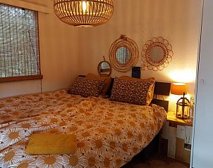 Sfeervolle slaapkamer in Huisje in Ruigahuizen, vakantiehuis in de Friese bossen van Ruigahuizen, Friesland. Gezellig interieur met warme accenten.