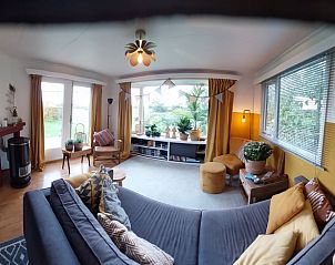 Gezellige woonkamer van Huisje in Ruigahuizen, vakantiehuis in de Friese bossen, met ruim uitzicht en comfortabele zithoek.