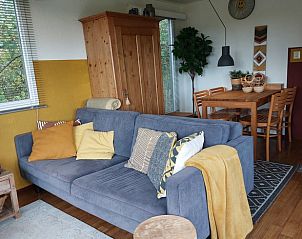 Gezellige woonkamer van Huisje in Ruigahuizen, vakantiehuis in Friese bossen, Friesland, met comfortabele bank en eetgedeelte.