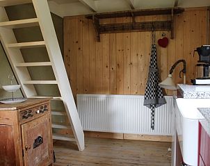 Holztreppe und Kche im Ferienhaus in Haule, in den friesischen Wldern gelegen.