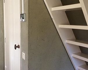 Holztreppe zum Obergeschoss des Ferienhauses in Haule, Friesland.