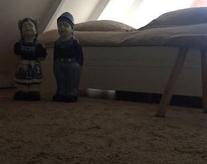 Gemtliches Schlafzimmer mit Puppen in einem Ferienhaus in Haule, Friesische Wlder.