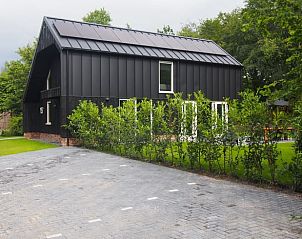 Oprit naar het vakantiehuis in Noordwolde, gelegen in de Friese bossen.