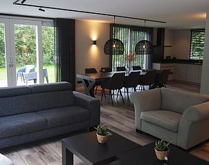 Eetruimte in vakantiehuis Noordwolde met directe toegang tot de tuin.