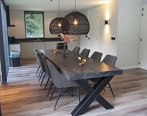 Stijlvolle eetkamer in vakantiehuis Noordwolde, Friesland.