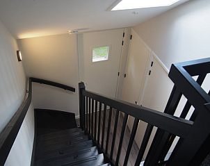 Trap in vakantiehuis in Noordwolde, leidt naar de bovenverdieping.