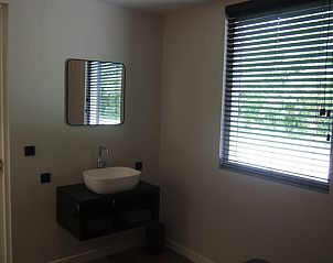 Badkamer in vakantiehuis Noordwolde met natuurlijk licht.