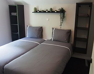 Tweede slaapkamer in vakantiehuis Noordwolde, omgeven door natuur.