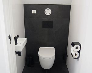 Stijlvolle badkamer in vakantiehuis Noordwolde, Friese bossen.