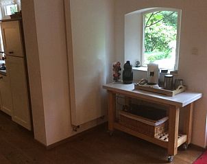 Functionele keukenhoek in Vakantiehuis in Noordwolde met uitzicht op de Friese natuur.