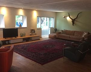 Ruime woonkamer in Vakantiehuis in Noordwolde met een rustieke uitstraling, Friesland.