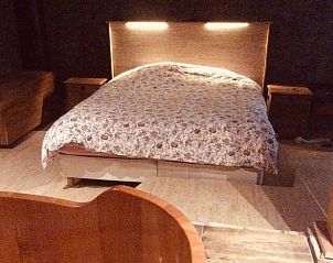 Sfeervolle slaapkamer in Vakantiehuis in Noordwolde met comfortabel bed, gelegen in Friesland.