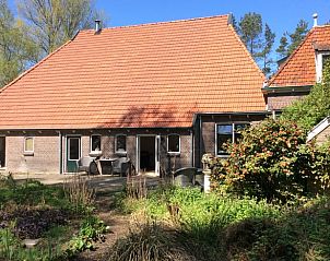 Buitenzijde van Vakantiehuis in Noordwolde met terras en groene omgeving, Friesland.