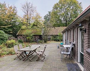Gezellig terras bij Vakantiehuis in Noordwolde, perfect voor buiten dineren in Friesland.