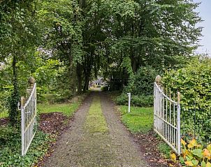 Toegangspoort naar Vakantiehuis in Noordwolde, gelegen in de serene Friese bossen.