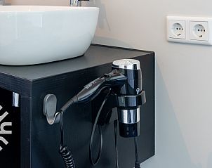 Parkeerplaats bij vakantieaccommodatie FR434 in Noordwolde, Friesland.