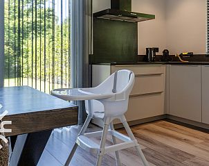 Lichte woonkamer in vakantieaccommodatie FR434, Noordwolde, Friesland.