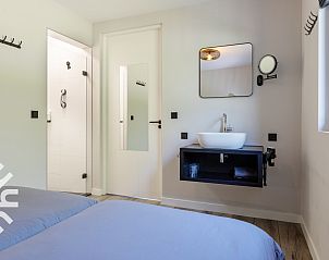 Open woon- en eetruimte in vakantiehuis FR434, Noordwolde, Friese bossen, Friesland.