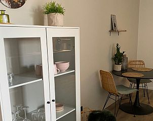 Zonnige tuin met ligstoelen bij vakantiehuis FR439 in Noordwolde, Friesland.