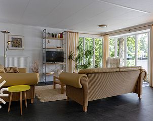 Gemtliches Wohnzimmer im Ferienhaus FR270, Oosterwolde, mit bequemen Sitzgelegenheiten und viel Tageslicht.