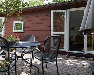 Terrasse mit Blick auf den See im Ferienhaus FR270, Oosterwolde, Friesland, ideal fr Mahlzeiten im Freien.