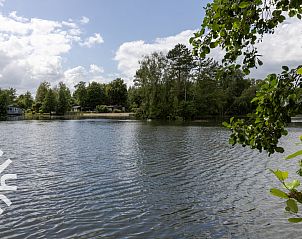 Vorderansicht des Ferienhauses FR270 in Oosterwolde, Friesland, umgeben von einem ppigen Garten.