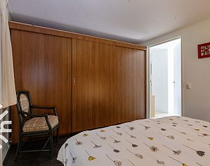 Badezimmer mit Dusche im Ferienhaus FR270, Oosterwolde, ausgestattet mit modernen Annehmlichkeiten.