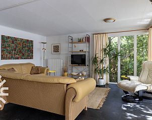 Gemtliche Sitzecke im Ferienhaus FR270, Oosterwolde, mit modernem Mobiliar und Kunst an der Wand.