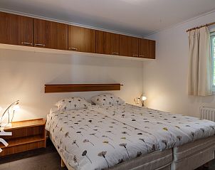 Hauptschlafzimmer im Ferienhaus FR270, Oosterwolde, mit groem Kleiderschrank und viel Stauraum.
