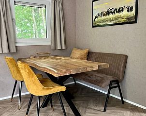 Essecke im Ferienhaus in Oosterwolde mit Holztisch und Gemlde, Friesland.