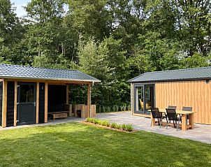Ferienhaus in Oosterwolde mit Terrasse und Scheune, umgeben von friesischen Wldern.
